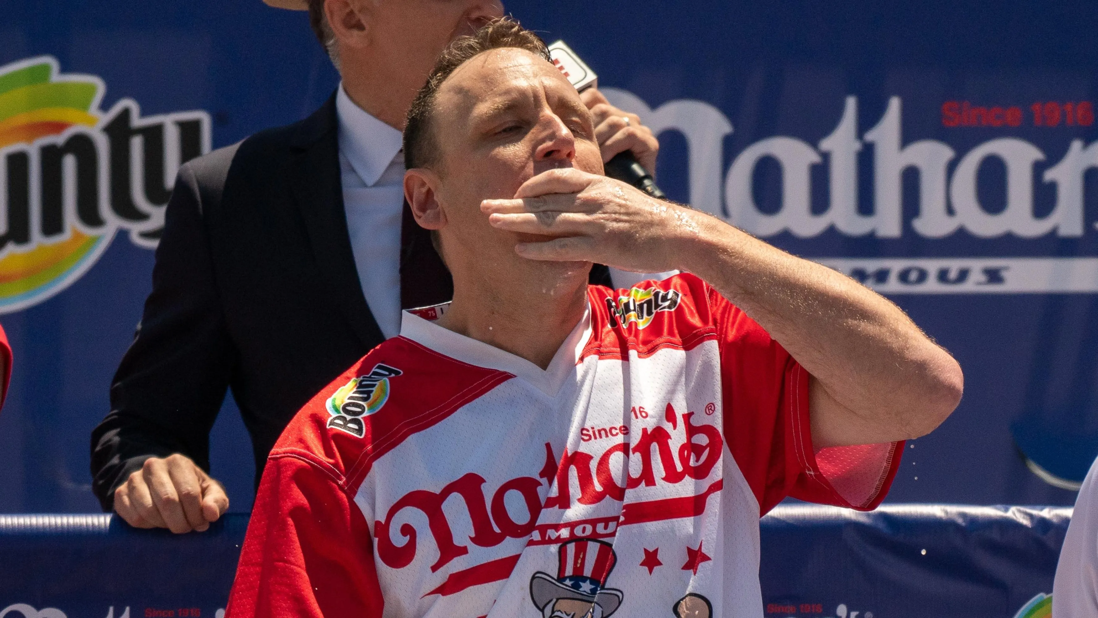 Tommy Tofu, PETA Protes di Kontes Makan Hot Dog Nathan saat Joey Chestnut Kembali